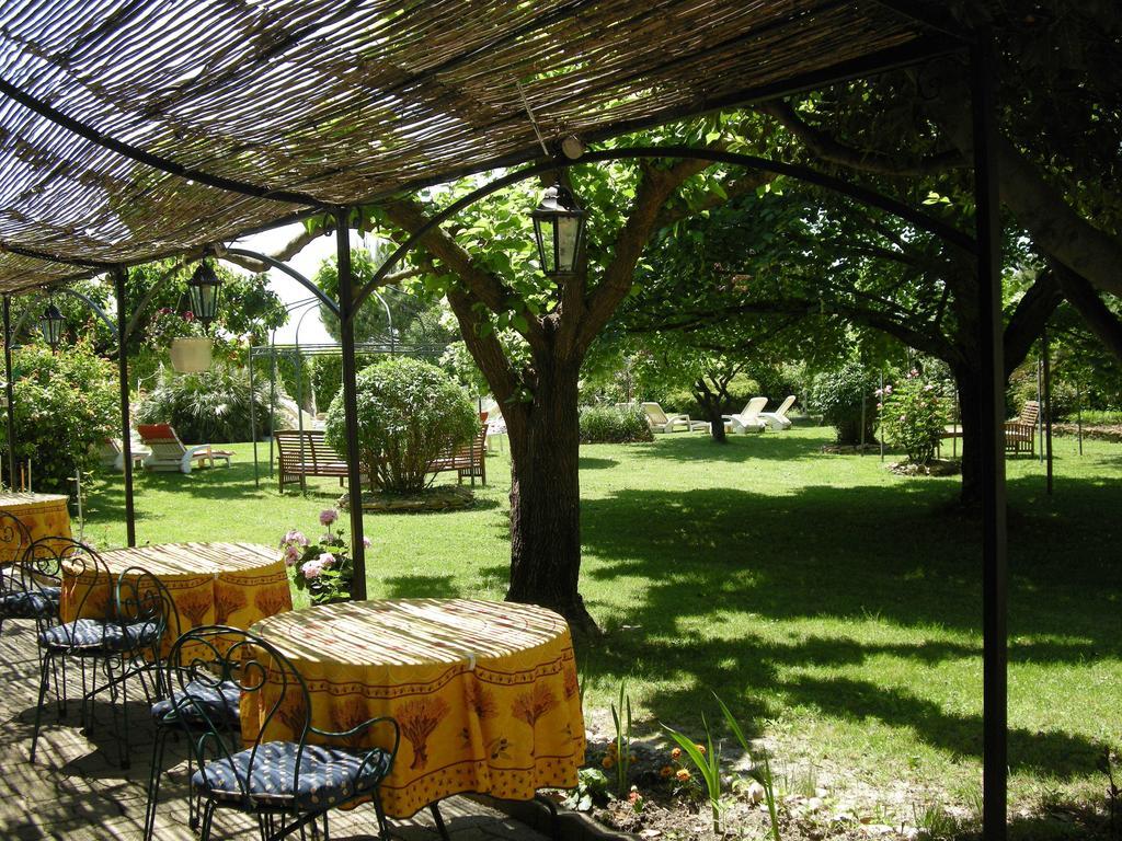 Bastide Des Princes B&B Caderousse Extérieur photo